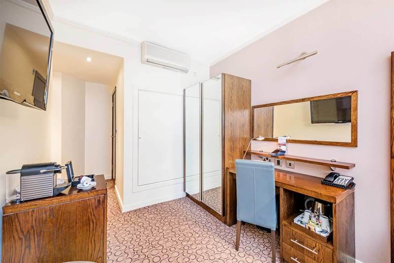 Mercure London Paddington Hotel Executive King and Sofa Room Desk