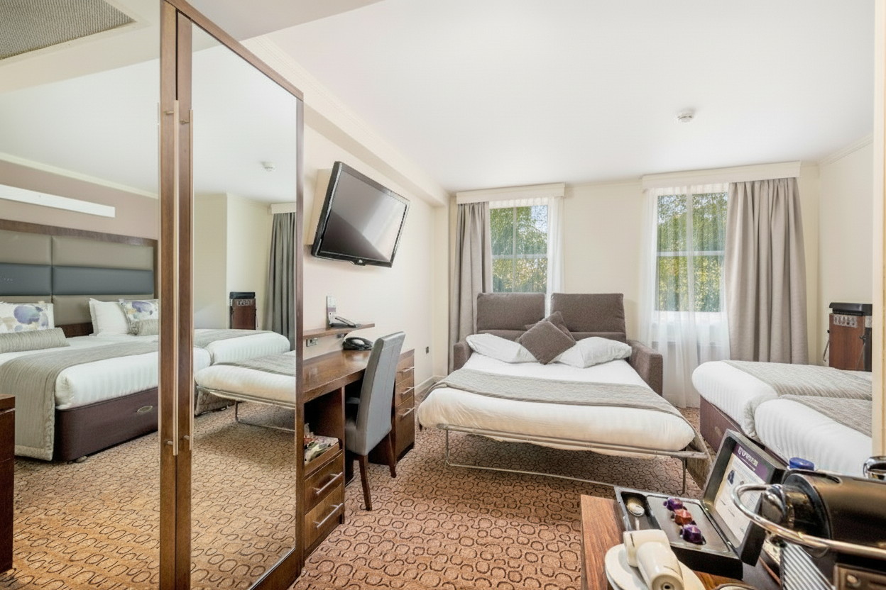 Executive King and Sofa Room In Paddington Executive King Room With Sofa 2.png