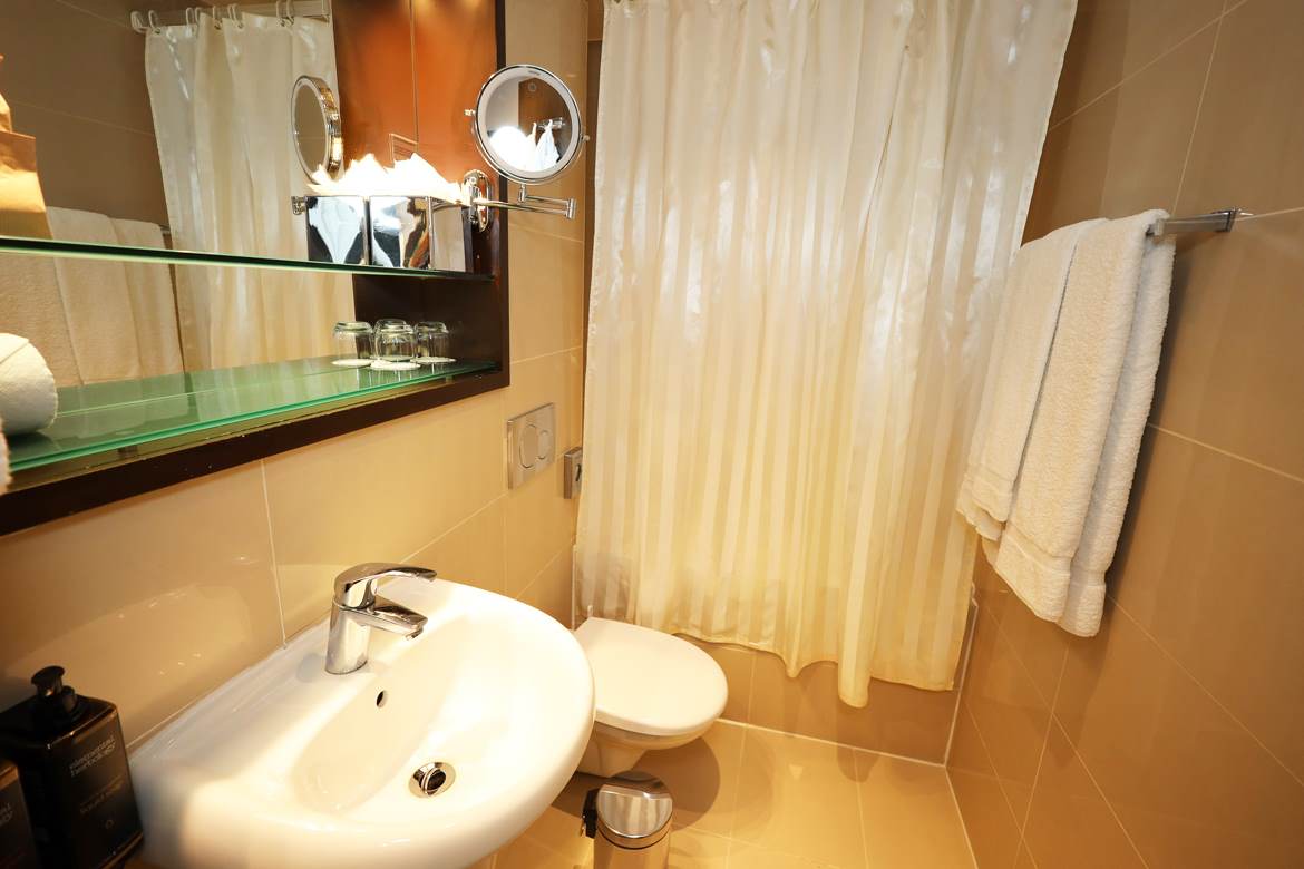 Twin Room In Paddington mercure-london-paddington-hotel-twin-bathroom.jpg