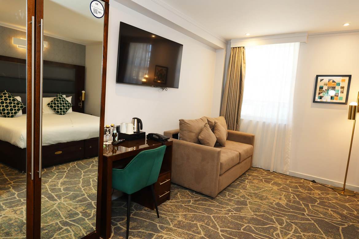 Executive King and Sofa Room In Paddington mercure-london-paddington-hotel-executive-king-and-sofa-room-seating-area.jpg