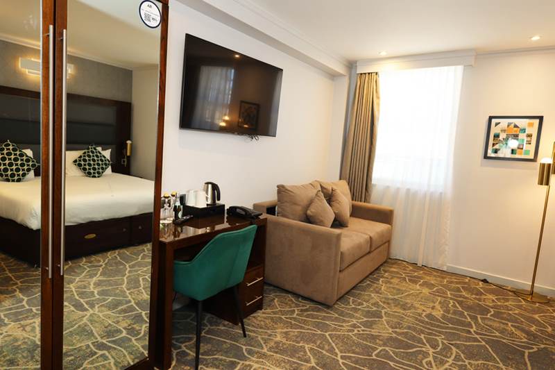 mercure-london-paddington-hotel-executive-king-and-sofa-room-seating-area.jpg