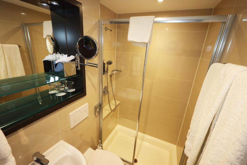 Small Double Room In Paddington mercure-london-paddington-small-double-bathroom.jpg