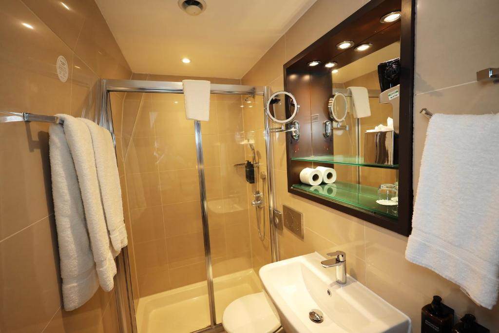 Double Room In Paddington mercure-london-paddington-hotel-standard-double-bathroom.jpg
