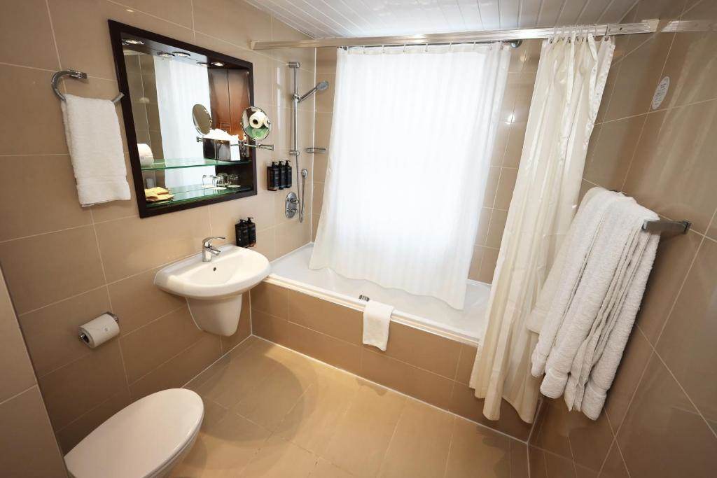 Executive King Room In Paddington mercure-london-paddington-hotel-executive-king-bathroom.jpg