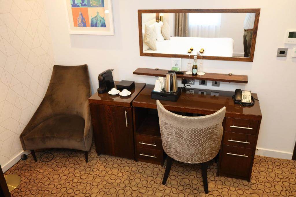 Executive King Room In Paddington mercure-london-paddington-hotel-executive-king-room-seating-area.jpg