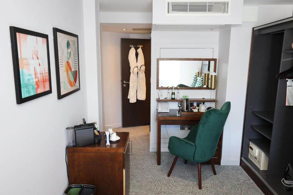 Executive Twin Room In Paddington mercure-london-paddington-executive-twin-room-seating-area.jpg