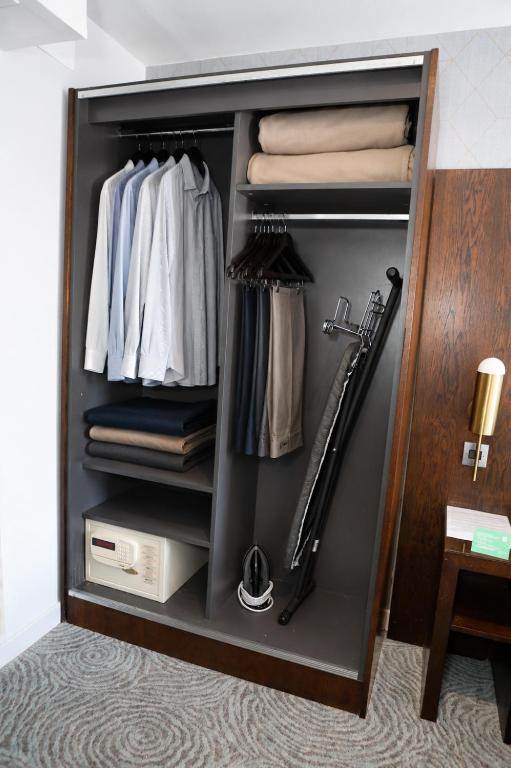 Executive Twin Room In Paddington mercure-london-paddington-executive-twin-room-wardrobe.jpg