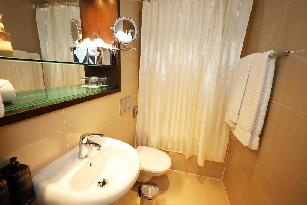 Executive King and Sofa Room In Paddington mercure-london-paddington-hotel-executive-king-and-sofa-bathroom.jpg