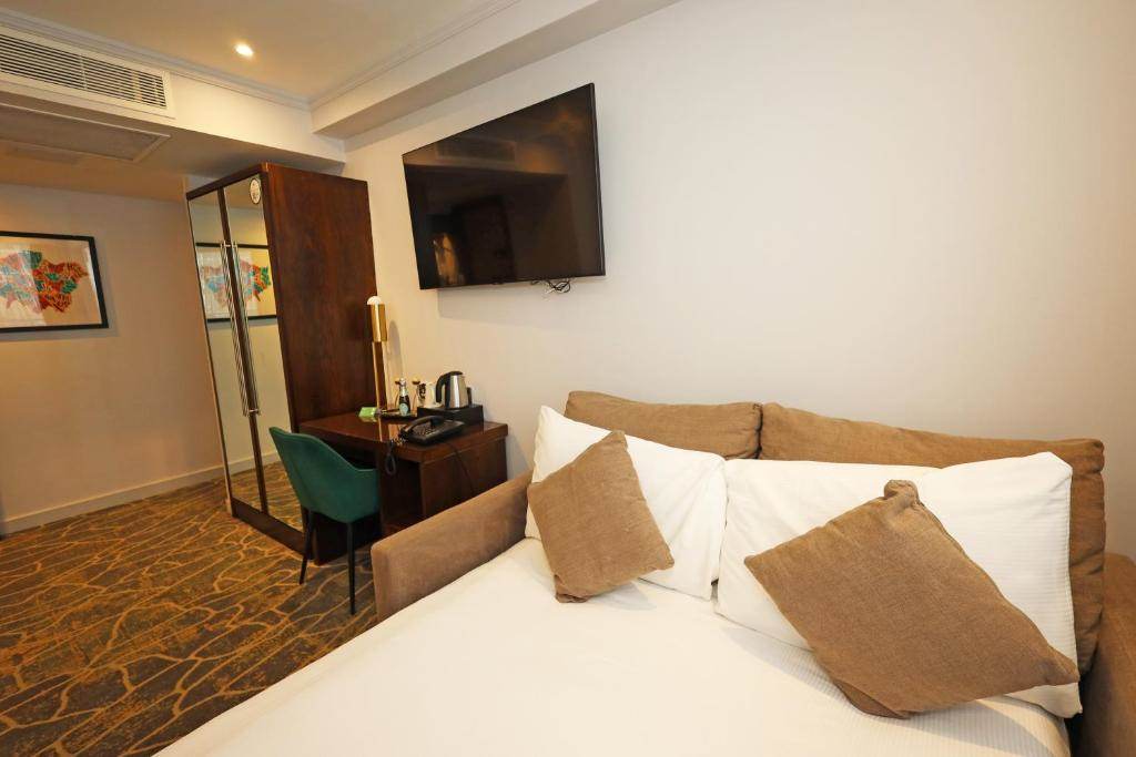 Executive King and Sofa Room In Paddington mercure-london-paddington-hotel-executive-king-and-sofa-view.jpg